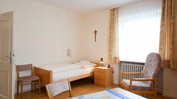Chambre Simple | Bureau, lits bébé (gratuits), lits pliants/supplémentaires