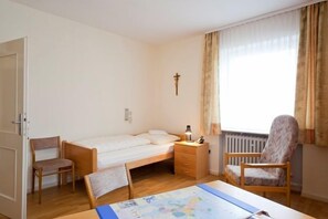 Bureau, lits bébé (gratuits), lits pliants/supplémentaires