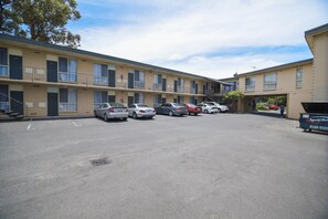 Free self-parking - Dandenong Motel (Dandenong)