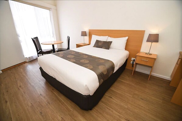 Desk, blackout curtains, iron/ironing board, rollaway beds - Dandenong Motel (Dandenong)