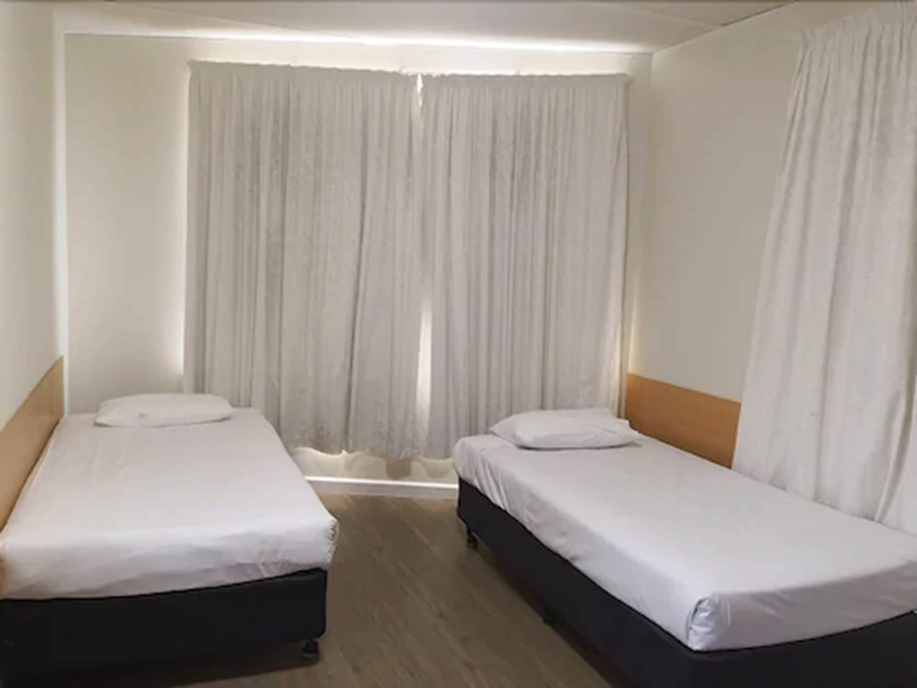 Family for 4 | Desk, blackout curtains, iron/ironing board, rollaway beds