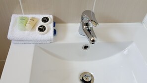 Shower, hair dryer, towels - Dandenong Motel (Dandenong)