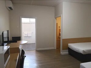 Familiekamer (For 4) | Een bureau, verduisterende gordijnen, een strijkplank/strijkijzer