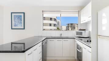 Refrigerador con freezer, microondas, horno, placa de cocina