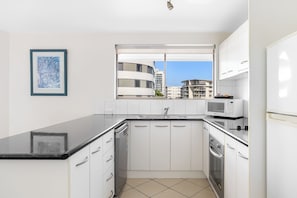 Full-sized fridge, microwave, oven, stovetop
