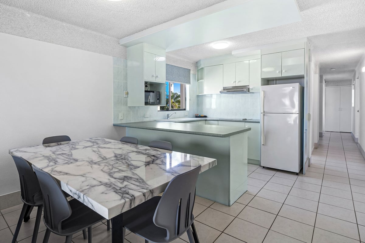 Apartamento estándar, 3 habitaciones | Zona de estar | Televisión de pantalla plana de 34 pulgadas con canales digitales