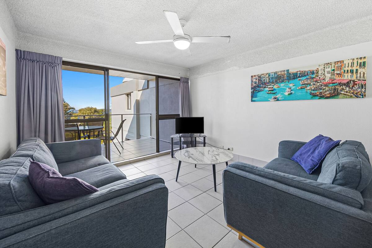 Air conditioned Apartment 3 bedrooms | Iron/ironing board, cots/infant beds, individually decorated