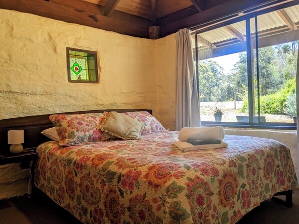 Tabla de planchar con plancha, wifi gratis y ropa de cama 