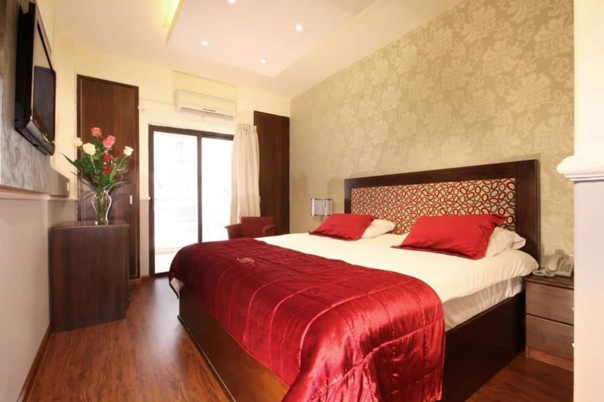 Minibar, in-room safe, blackout curtains