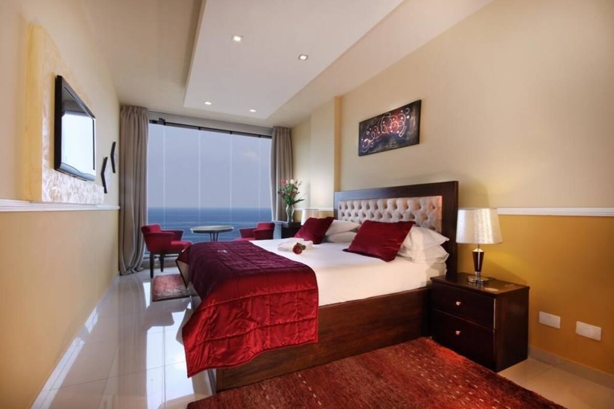 Minibar, in-room safe, blackout curtains