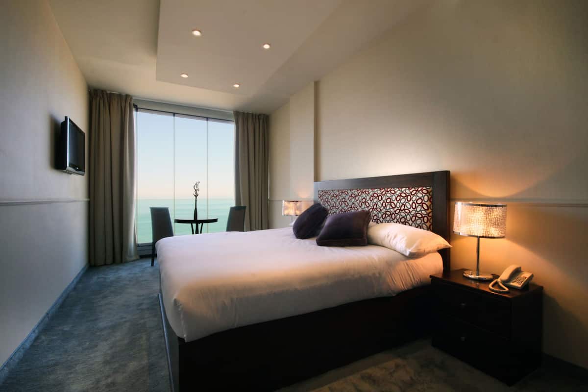 Minibar, in-room safe, blackout curtains