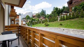 Appartement, 2 chambres, balcon (Tofane View) | Coffres-forts dans les chambres, bureau, chambres insonorisées