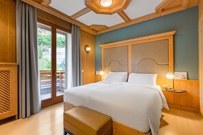 Coffre-fort, bureau, systĂšme dâinsonorisation, fer et planche Ă repasser