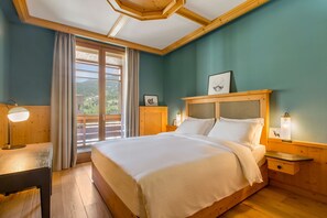 In-room safe, desk, soundproofing, iron/ironing board - Radisson Residences Savoia Palace Cortina d’Ampezzo (Cortina d'Ampezzo)