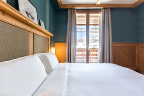 In-room safe, desk, soundproofing, iron/ironing board
