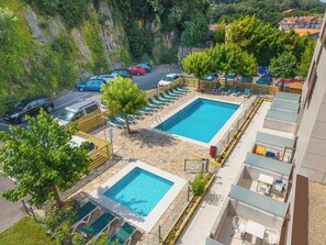 Piscine extérieure, chaises longues