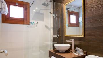 Habitación triple | Baño | Ducha, artículos de higiene personal gratuitos y secador de pelo