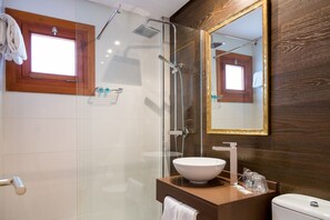 Chambre Triple | Salle de bain | Douche, articles de toilette gratuits, sĂšche-cheveux