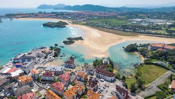 Una spiaggia nelle vicinanze, sabbia bianca