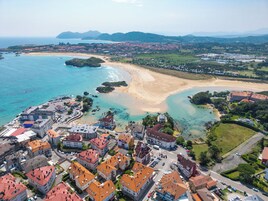 Ubicación cercana a la playa y arena blanca