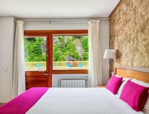 Triple Room | In-room safe, desk, blackout curtains, cots/infant beds - Hotel Los Arces (Arnuero)