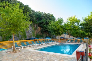 Outdoor pool, sun loungers - Hotel Los Arces (Arnuero)