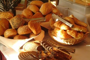 Bữa sáng buffet hàng ngày (9.00 EUR/mỗi người)