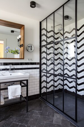 Shower, rainfall showerhead, hair dryer, bathrobes - Resort Locanda Rossa (Capalbio)