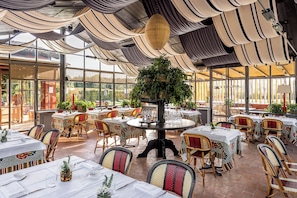 2 restaurants, breakfast, lunch, dinner served; Italian cuisine