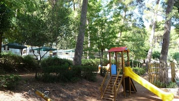 Lasten leikkialue ulkona