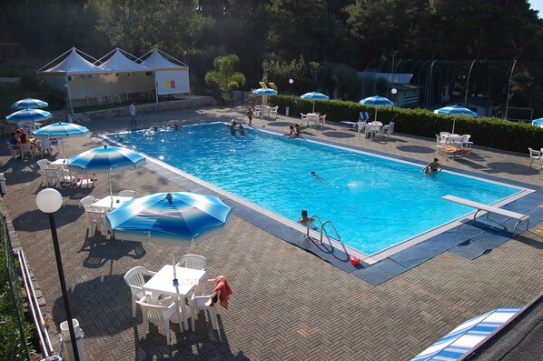 Seasonal outdoor pool, pool umbrellas, sun loungers