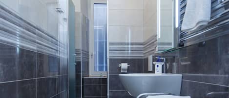 Máy sấy tóc, khăn tắm, dầu gội