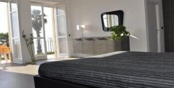 Caja de seguridad en la habitación, escritorio y wifi 