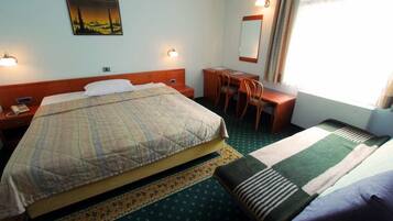 Triple Room | Pillowtop beds, in-room safe, desk, soundproofing
