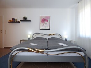 Classic Double Room | Desk, blackout drapes, iron/ironing board, free WiFi - Hotel Alt Büttgen (Kaarst)