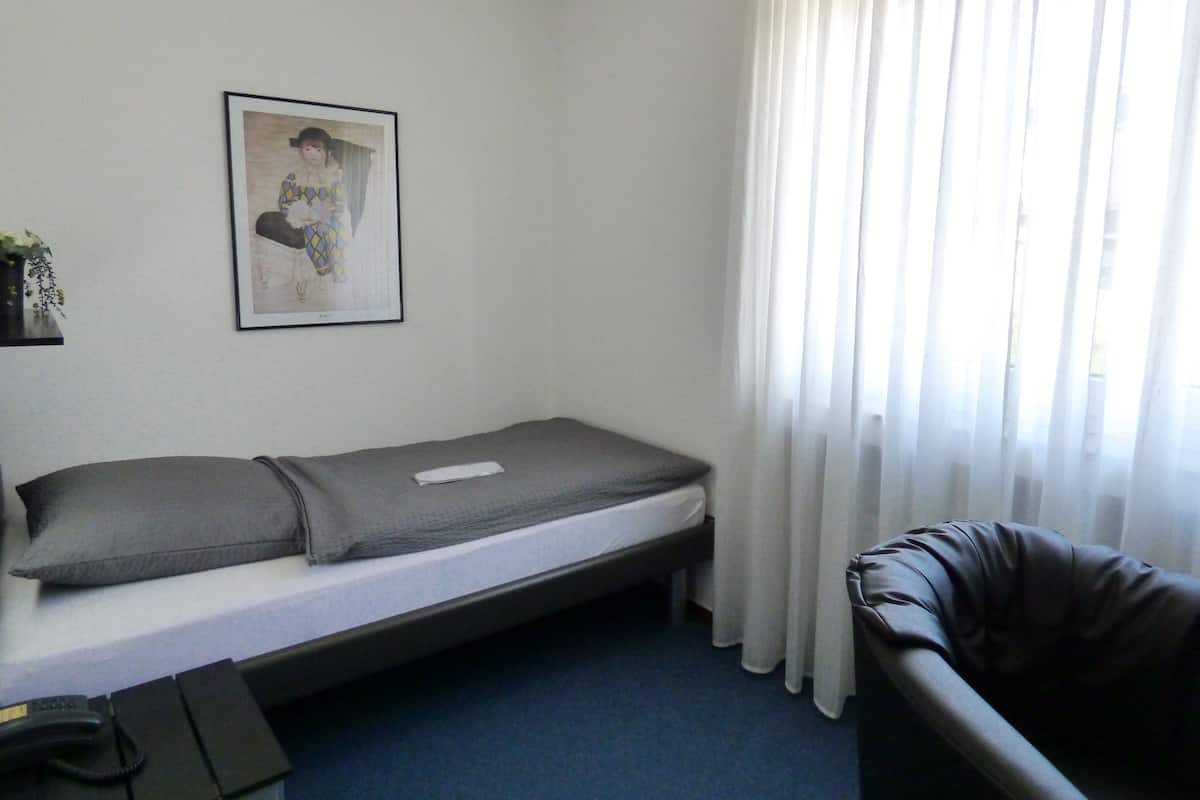 Een bureau, verduisterende gordijnen, een strijkplank/strijkijzer