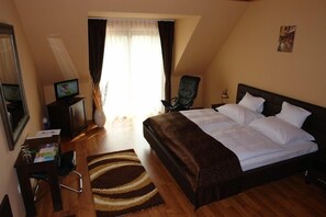 In-room safe, desk, soundproofing, rollaway beds - Bajor Panzio Aparthotel Restaurant - Adults Only (Buk)