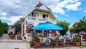 Porch - Bajor Panzio Aparthotel Restaurant - Adults Only (Buk)