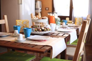 Petit déjeuner buffet (12.00 EUR par personne)