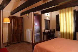 Dreibettzimmer | Zimmersafe, Schreibtisch, Babybetten, kostenloses WLAN
