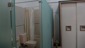 Een aparte badkuip en douche