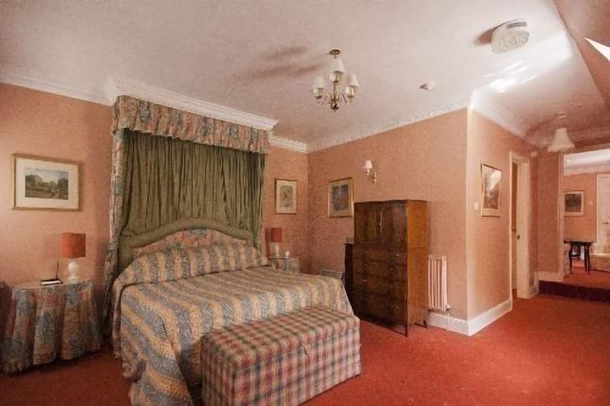 Desk, iron/ironing board, free WiFi, bed sheets