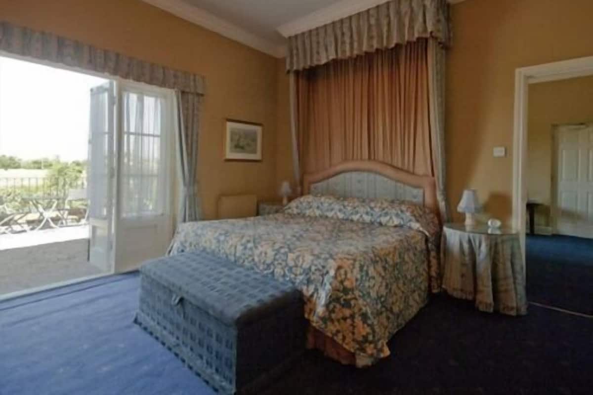 Desk, iron/ironing board, free WiFi, bed sheets