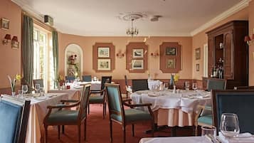 Breakfast, lunch, dinner served; British cuisine