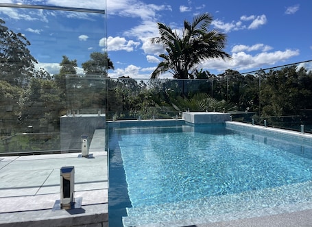 Una piscina al aire libre de temporada