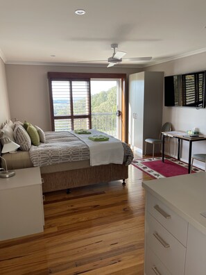 Premium-huone, 1 suuri parisänky, näköala puutarhaan | 1 makuuhuone, pimennysverhot, ilmainen Wi-Fi, vuodevaatteet