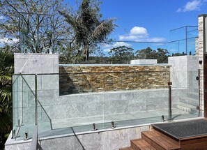 Kauden mukainen ulkouima-allas