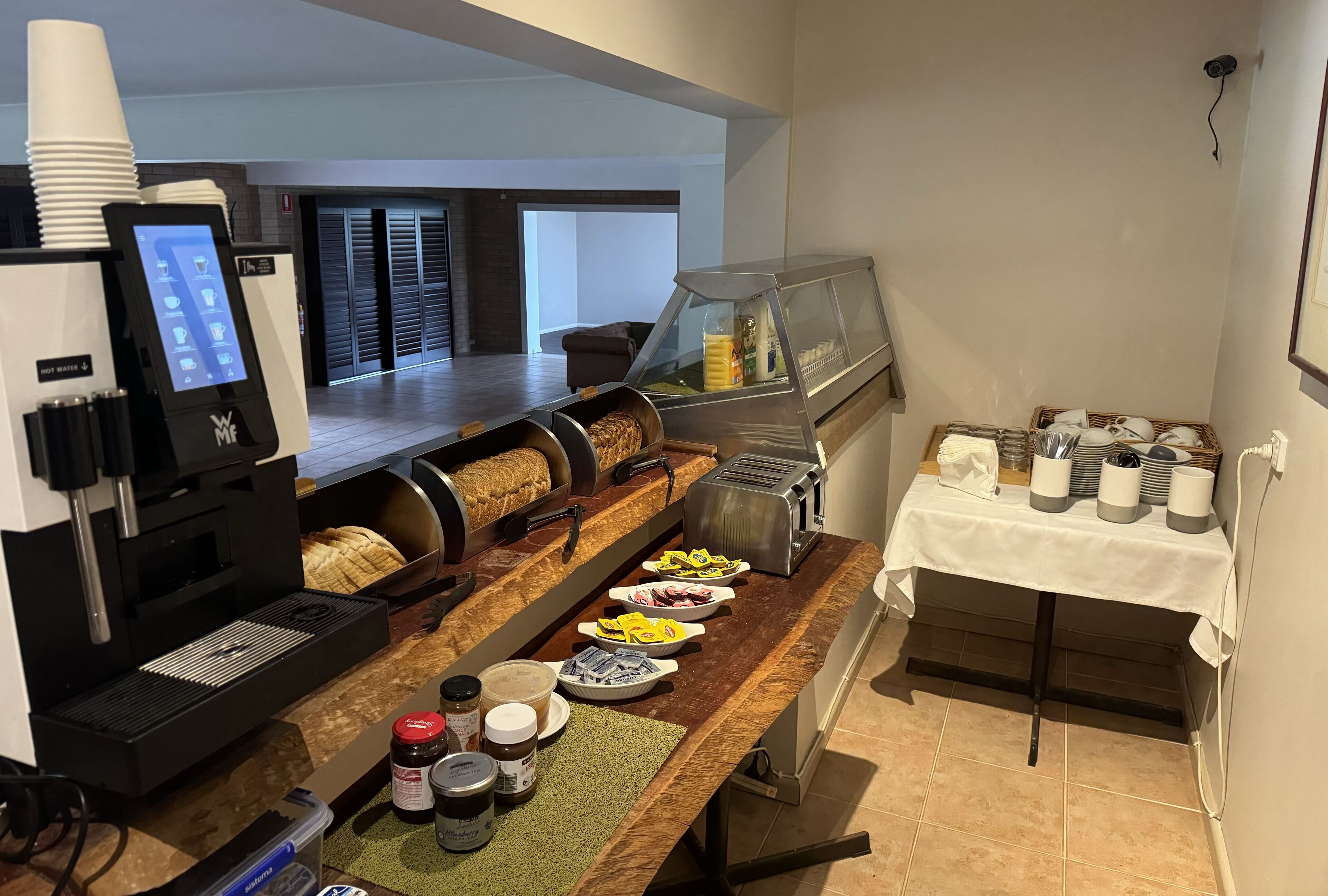 فطور أوروبي مجانًا يوميًا