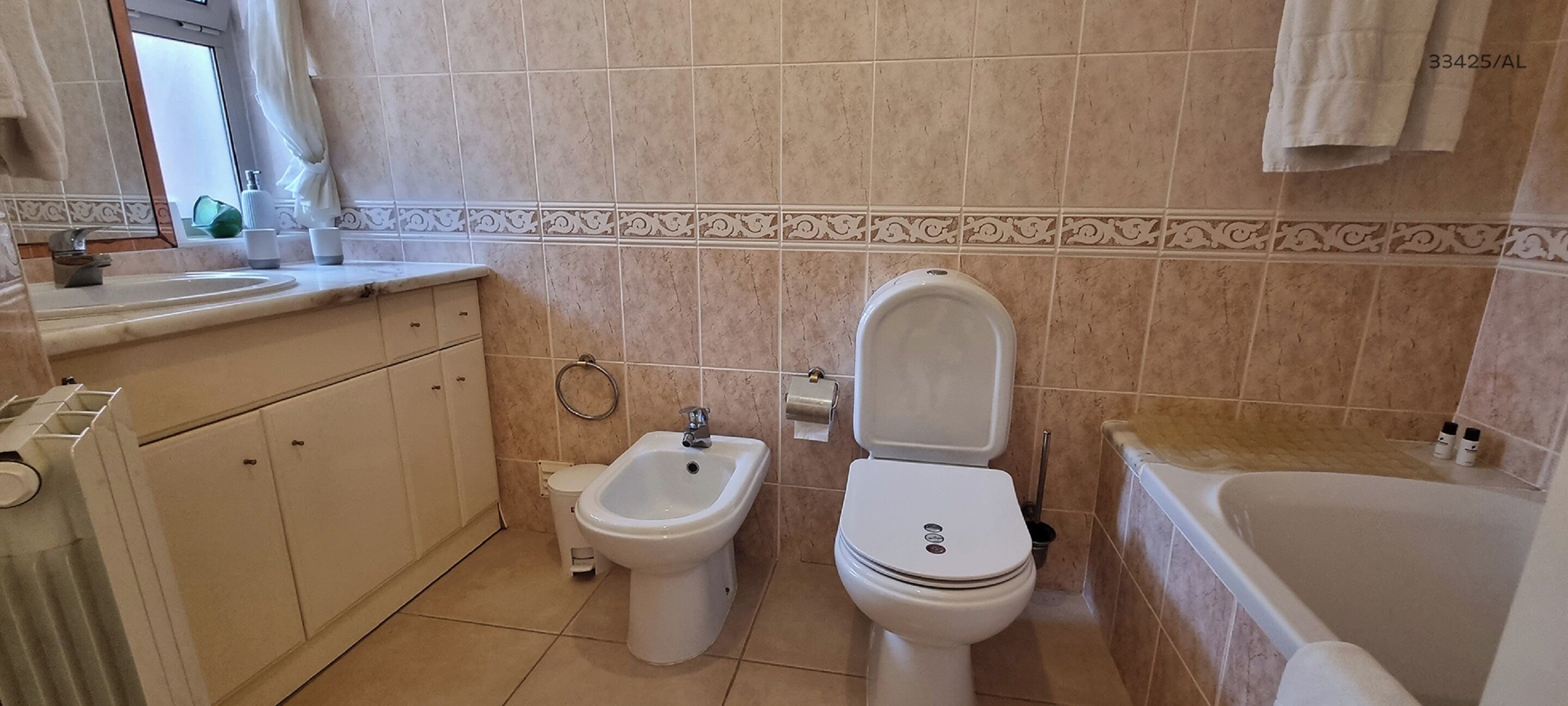 Ein Badezimmer mit Waschbecken, Bidet, Toilette und Badewanne.