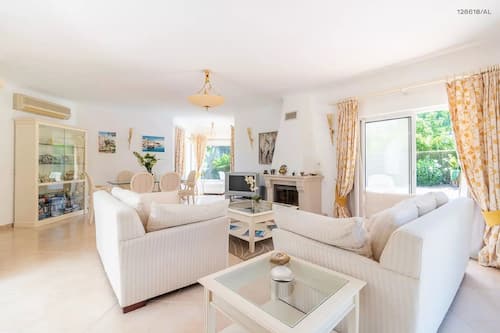 Villa supérieure, 3 chambres | Aire de séjour | Téléviseur